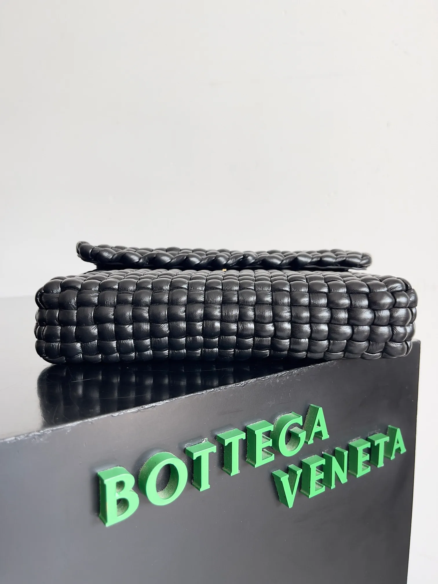 Batch 3120 Reshape the classics, Swing is back, BOTTEGA VENETA Bottega Veneta women's Swing shoulder bag is made of tubular quilted weaving technology. The unique vertical weaving of the bag is impressive. The overall style reveals a medieval style, which is in line with the current retro trend. It is simple and versatile without losing personality. It can be adapted to different styles for work and commuting. Both cross-body and hand carry are created with everyone in mind. It is a bag that does not lose its practicality and beauty [Hop Jump] [Hop Jump] Style No.: 764073 Size: 25*19*6